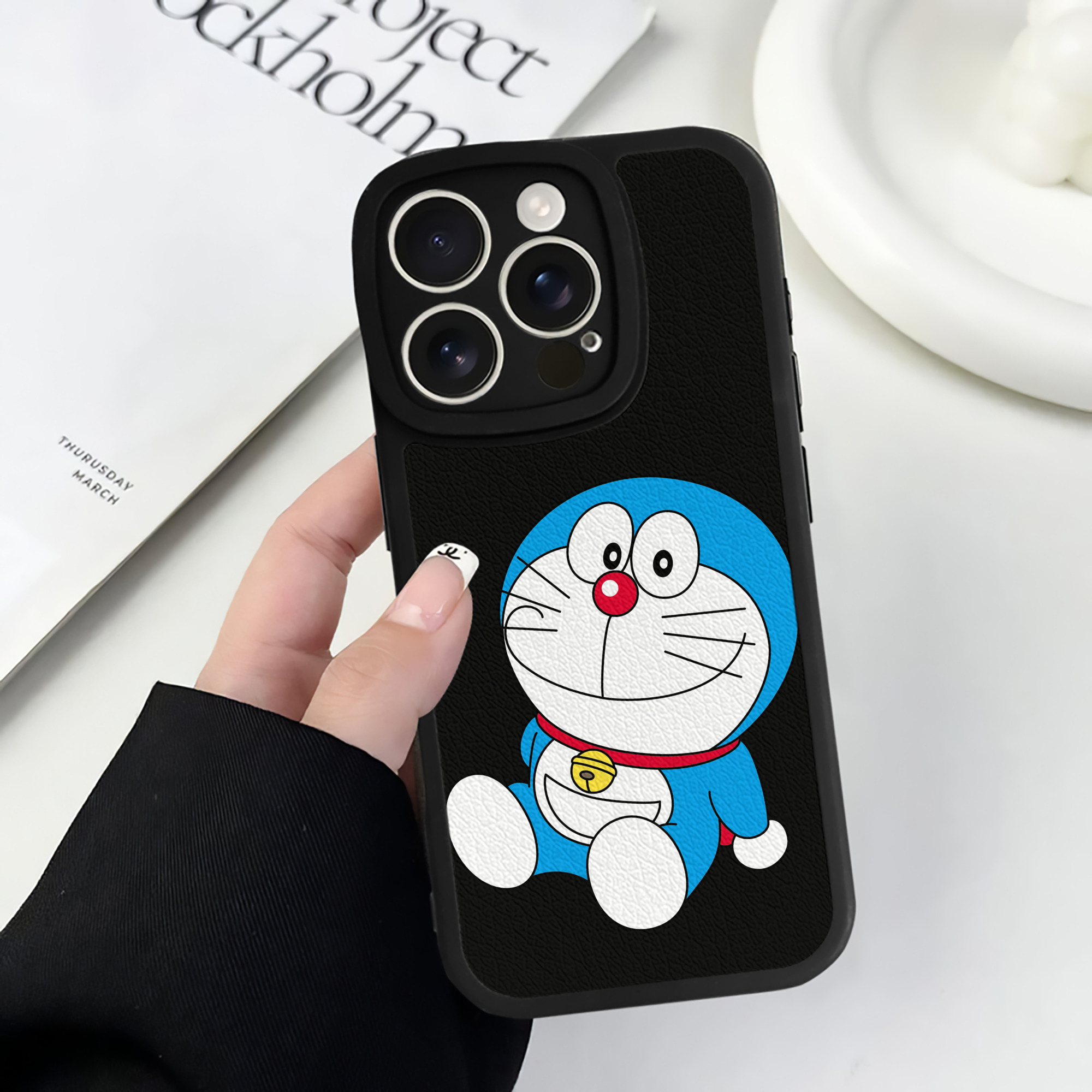 （画像用） ドラえもん Doraemon 【iPhone 16シリーズ対応】シリコンスマホケース（レザー調） 材質：シリコン